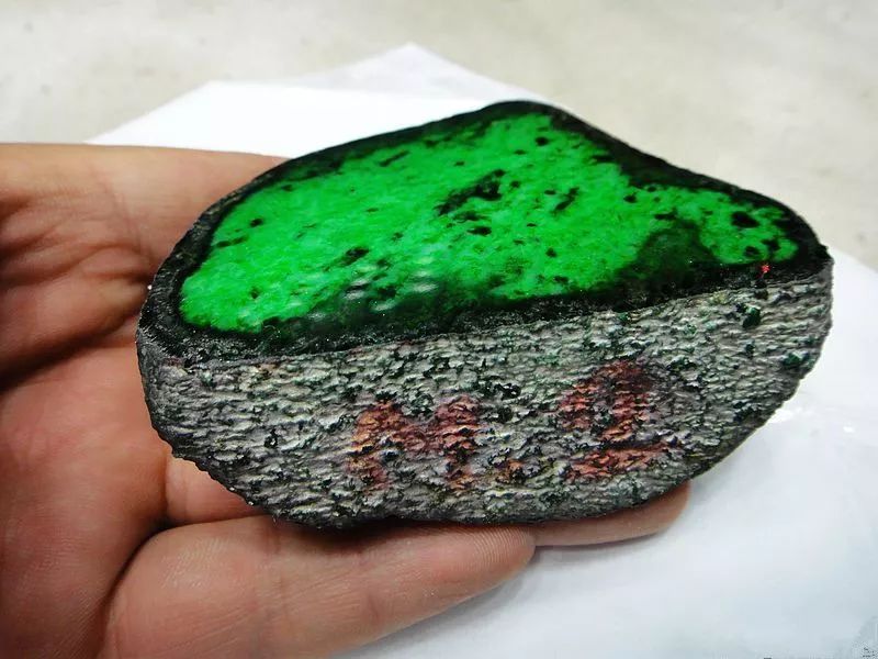 8000买的翡翠赌石，切开后都说是假的，结果出乎意料！-翡翠赌石实战攻略pdf