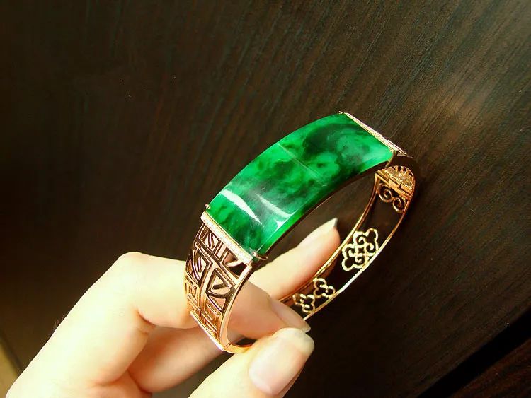 8000买的翡翠赌石，切开后都说是假的，结果出乎意料！-翡翠赌石实战攻略pdf