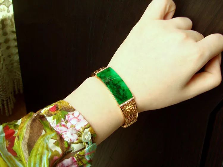 8000买的翡翠赌石，切开后都说是假的，结果出乎意料！-翡翠赌石实战攻略pdf