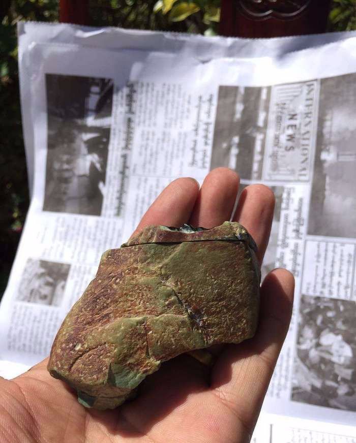 毫不犹豫拿下翡翠原石，切出高品质的墨翠，成品戒面惊艳！-墨翠原石切料视频集锦