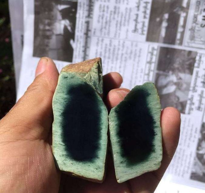 毫不犹豫拿下翡翠原石，切出高品质的墨翠，成品戒面惊艳！-墨翠原石切料视频集锦