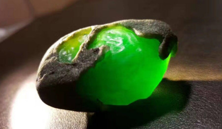 真亦假假亦真，根据这几个鉴别方法，教你辨别翡翠原石的真假-翡翠原石怎么鉴定真假图片