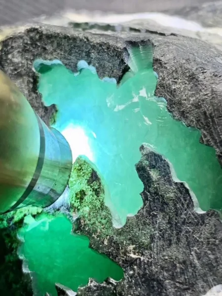 玻璃种翡翠原石的特征-玻璃种翡翠原石的特征是什么