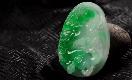 对于翡翠原石上的裂纹，到底应该怎么去判断呢？又要怎么去观察-翡翠原石裂纹怎么看