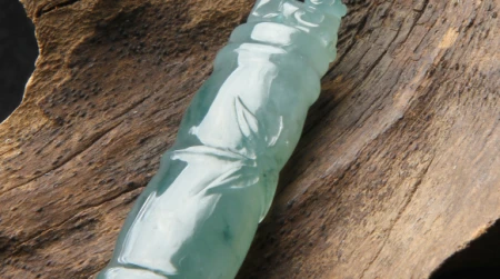 对于翡翠原石上的裂纹，到底应该怎么去判断呢？又要怎么去观察-翡翠原石裂纹怎么看