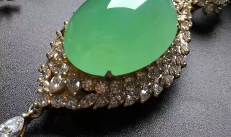 对于翡翠原石上的裂纹，到底应该怎么去判断呢？又要怎么去观察-翡翠原石裂纹怎么看