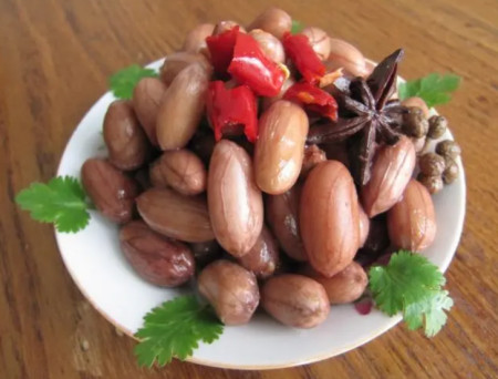 吃生花生和吃熟花生，有啥区别？医生说出实情，原来我吃错了（吃生花生与吃熟花生有区别吗）