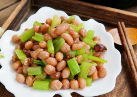 吃生花生和吃熟花生，有啥区别？医生说出实情，原来我吃错了（吃生花生与吃熟花生有区别吗）