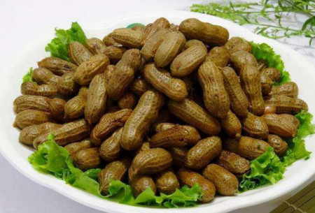 吃生花生和吃熟花生，有啥区别？医生说出实情，原来我吃错了（吃生花生与吃熟花生有区别吗）