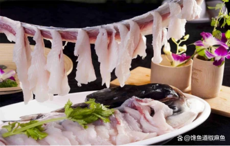 爱吃鱼的人会收获4个好处，但这2类人最好少吃！（爱吃鱼的人身体缺什么维生素）