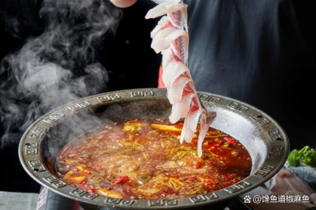 爱吃鱼的人会收获4个好处，但这2类人最好少吃！（爱吃鱼的人身体缺什么维生素）