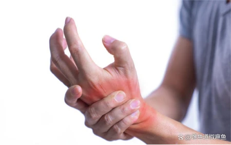 爱吃鱼的人会收获4个好处，但这2类人最好少吃！（爱吃鱼的人身体缺什么维生素）