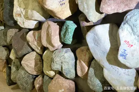 翡翠原石，不同的皮壳是怎么来的-翡翠的皮壳种类和识别图片