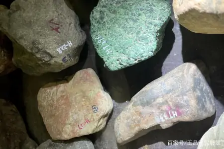 翡翠原石，不同的皮壳是怎么来的-翡翠的皮壳种类和识别图片