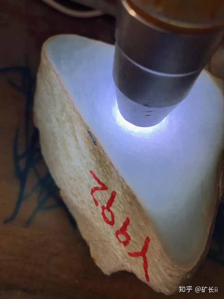 如何简单的辨别翡翠原石？四大技巧你不一定都知道-怎么辨认翡翠原石