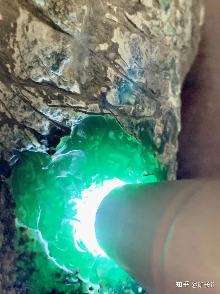 如何简单的辨别翡翠原石？四大技巧你不一定都知道-怎么辨认翡翠原石