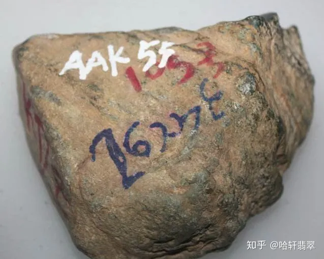 新手跑市场时你应该知道的对翡翠原石进行判断的点！-新手怎样鉴别翡翠原石