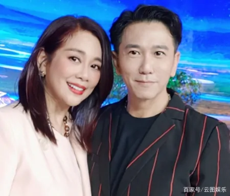 55岁温兆伦减肥20斤重拾帅气，与49岁陈松伶罕见同框，引满满回忆-温兆伦现场精彩的演唱