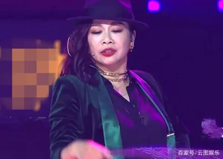 55岁温兆伦减肥20斤重拾帅气，与49岁陈松伶罕见同框，引满满回忆-温兆伦现场精彩的演唱