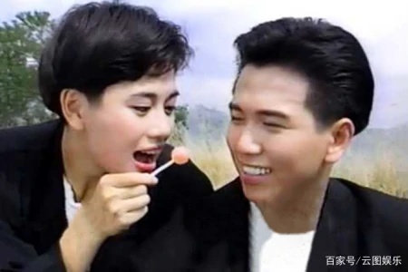 55岁温兆伦减肥20斤重拾帅气，与49岁陈松伶罕见同框，引满满回忆-温兆伦现场精彩的演唱