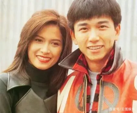 55岁温兆伦减肥20斤重拾帅气，与49岁陈松伶罕见同框，引满满回忆-温兆伦现场精彩的演唱