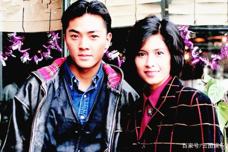 55岁温兆伦减肥20斤重拾帅气，与49岁陈松伶罕见同框，引满满回忆-温兆伦现场精彩的演唱