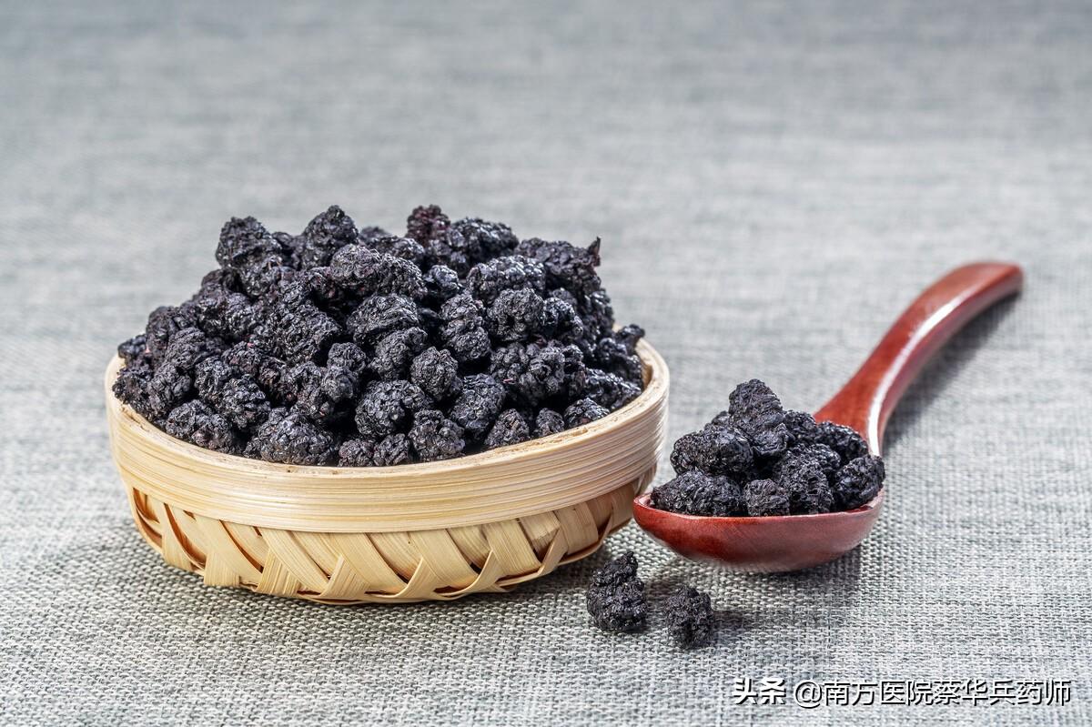 桑葚能补肾，吃错反伤身！中药师告诉您桑葚的正确食用方法与禁忌（桑椹补肾如何食用效果好）