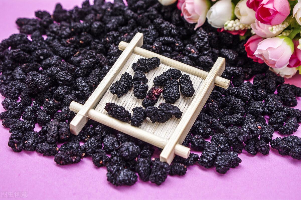 坚持用桑椹泡水，有4个好处！医生：搭配一味食材养生延年（桑葚泡水喝可以吃吗）