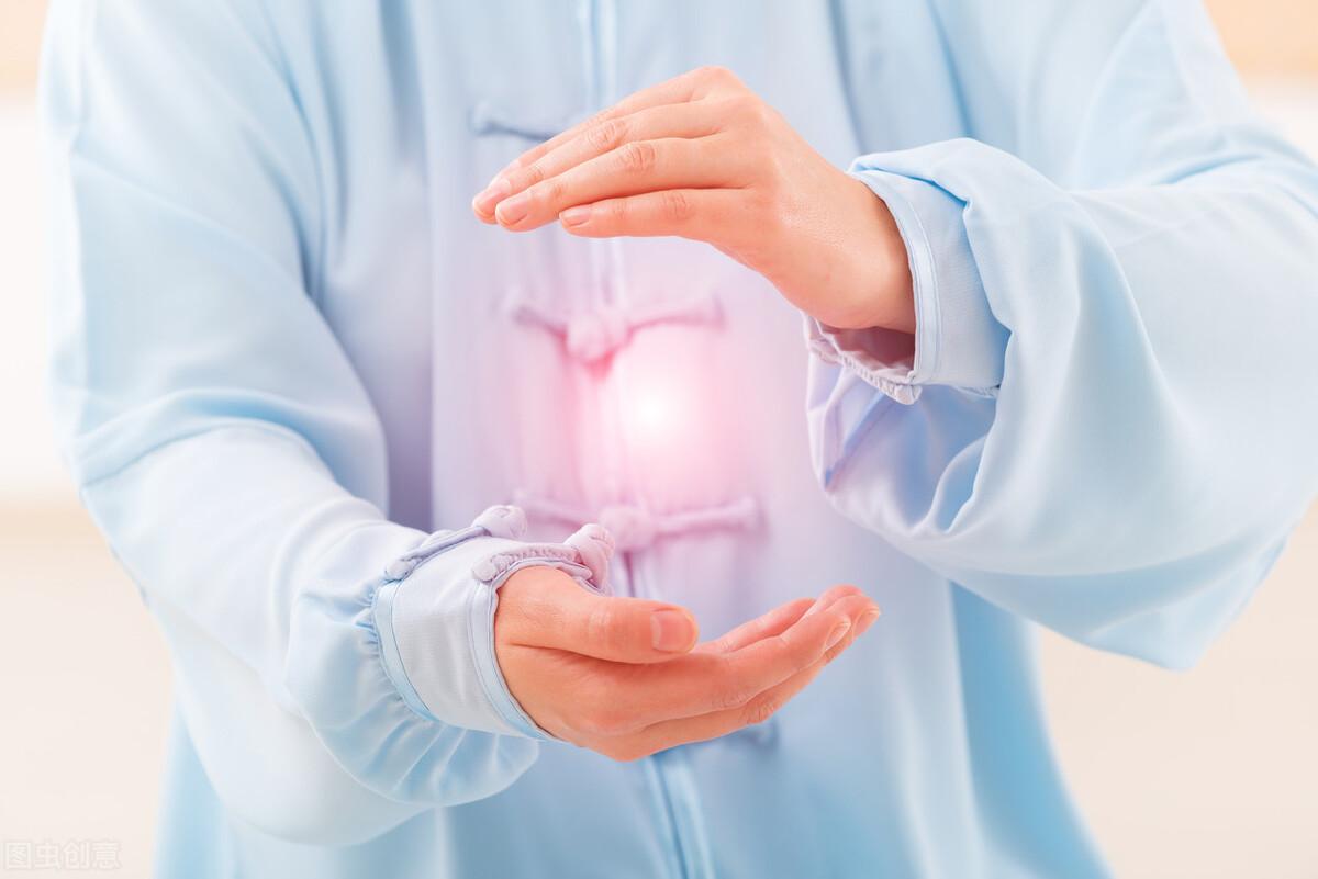 坚持用桑椹泡水，有4个好处！医生：搭配一味食材养生延年（桑葚泡水喝可以吃吗）