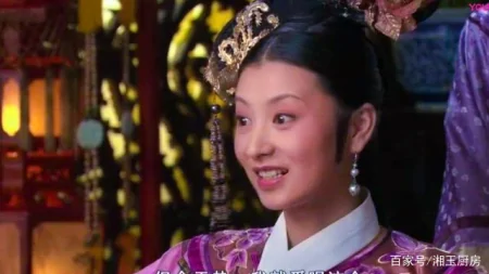 传统的洛神酸梅汤与生俱来的是网红冷饮，并在舞台上配以麻辣火锅（用洛神花做酸梅汤）