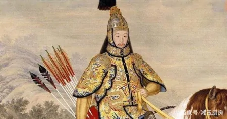 传统的洛神酸梅汤与生俱来的是网红冷饮，并在舞台上配以麻辣火锅（用洛神花做酸梅汤）