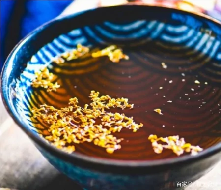 传统的洛神酸梅汤与生俱来的是网红冷饮，并在舞台上配以麻辣火锅（用洛神花做酸梅汤）