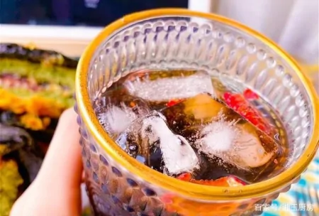 传统的洛神酸梅汤与生俱来的是网红冷饮，并在舞台上配以麻辣火锅（用洛神花做酸梅汤）