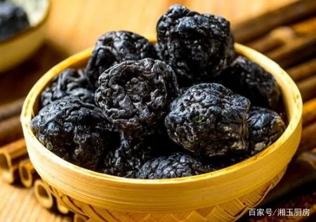 传统的洛神酸梅汤与生俱来的是网红冷饮，并在舞台上配以麻辣火锅（用洛神花做酸梅汤）