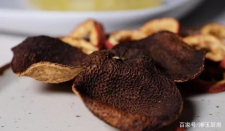 传统的洛神酸梅汤与生俱来的是网红冷饮，并在舞台上配以麻辣火锅（用洛神花做酸梅汤）