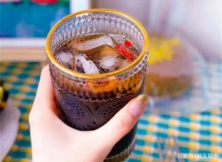 传统的洛神酸梅汤与生俱来的是网红冷饮，并在舞台上配以麻辣火锅（用洛神花做酸梅汤）