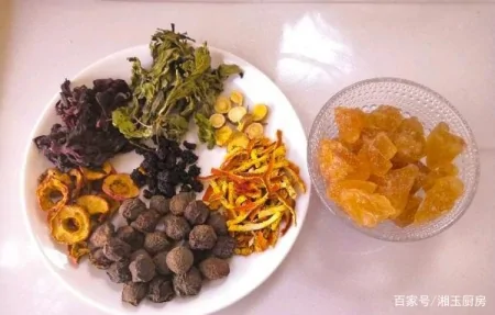 传统的洛神酸梅汤与生俱来的是网红冷饮，并在舞台上配以麻辣火锅（用洛神花做酸梅汤）