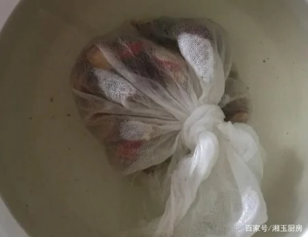 传统的洛神酸梅汤与生俱来的是网红冷饮，并在舞台上配以麻辣火锅（用洛神花做酸梅汤）