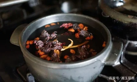 传统的洛神酸梅汤与生俱来的是网红冷饮，并在舞台上配以麻辣火锅（用洛神花做酸梅汤）