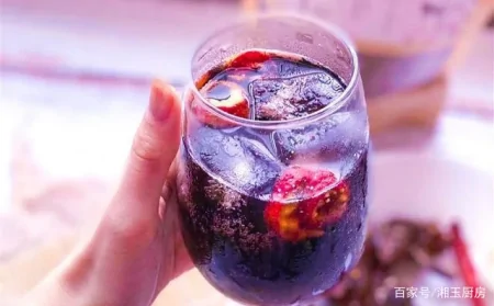 传统的洛神酸梅汤与生俱来的是网红冷饮，并在舞台上配以麻辣火锅（用洛神花做酸梅汤）