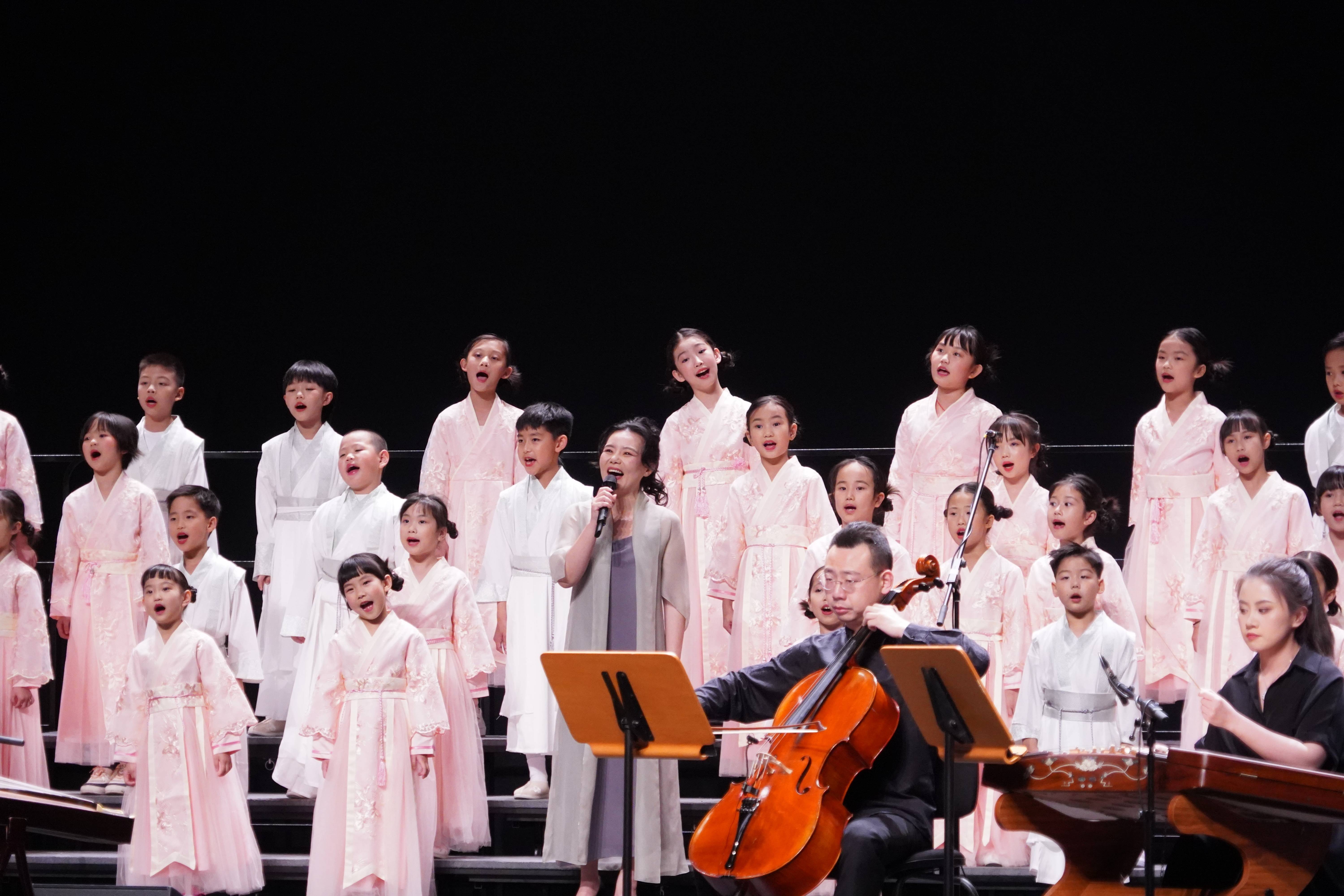 龚琳娜惊艳开嗓，二十四节气歌唱响珠海大剧院（龚琳娜经典传唱人）