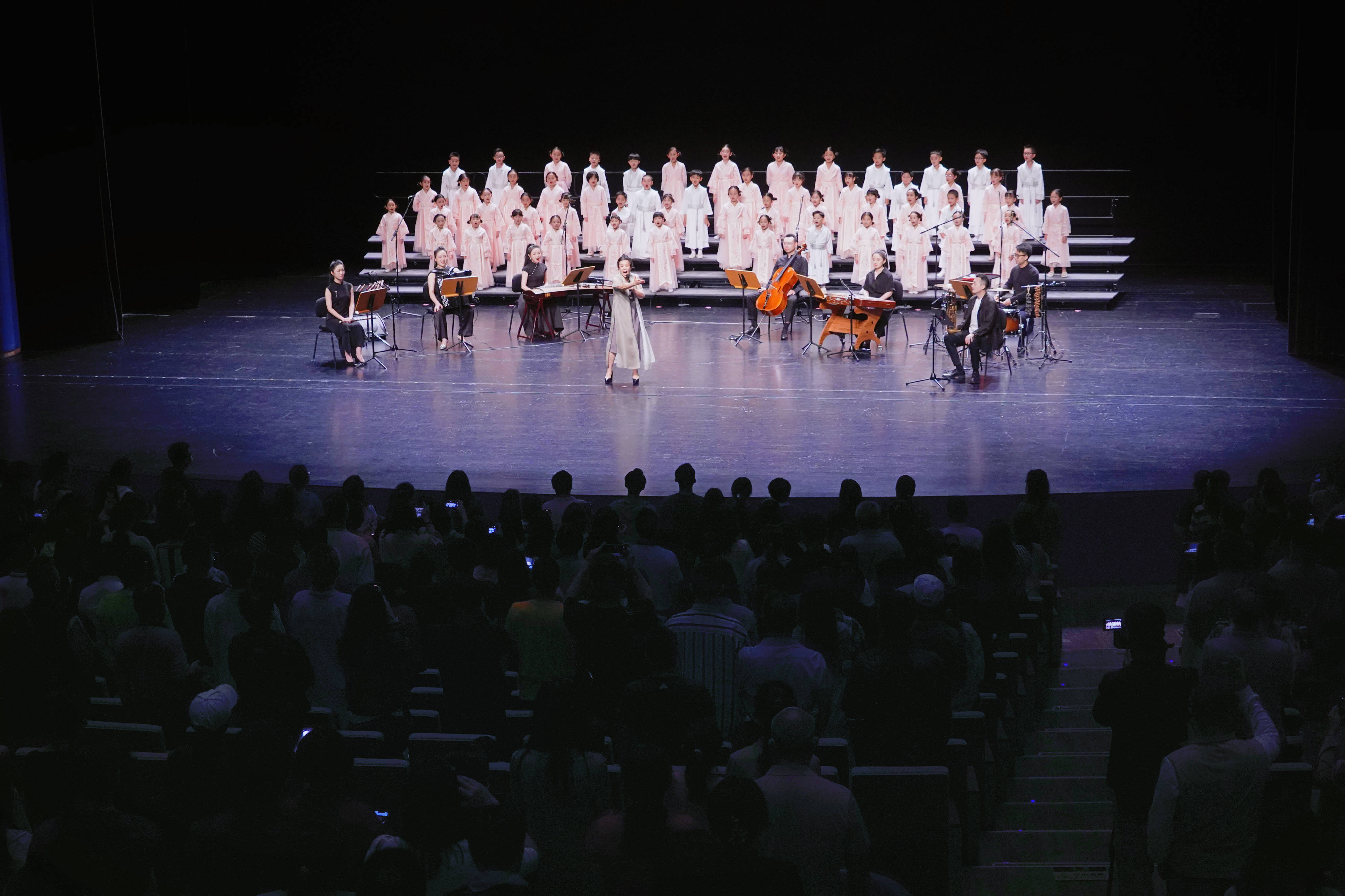 龚琳娜惊艳开嗓，二十四节气歌唱响珠海大剧院（龚琳娜经典传唱人）