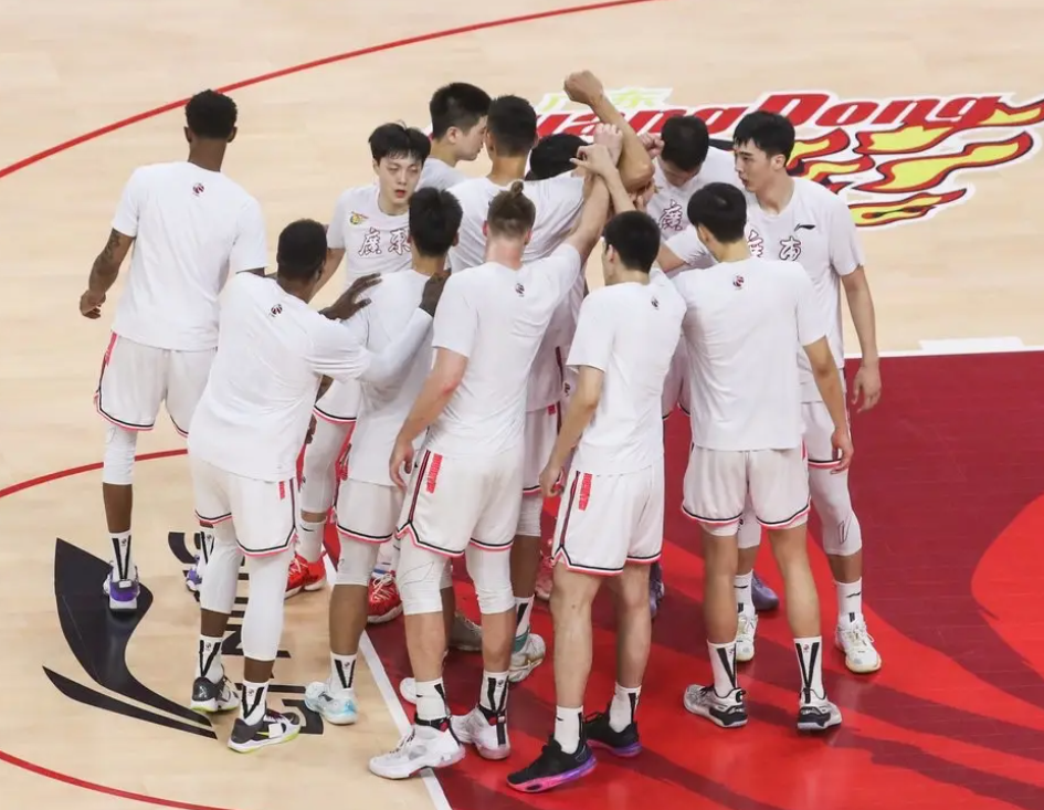 宏远战CBA夏季联赛！徐杰任核心 两新星是最大看点 杜锋率队争冠（广东宏远队徐杰那里人）