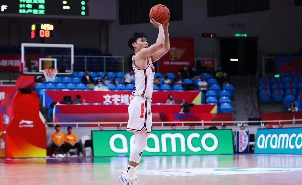 宏远战CBA夏季联赛！徐杰任核心 两新星是最大看点 杜锋率队争冠（广东宏远队徐杰那里人）
