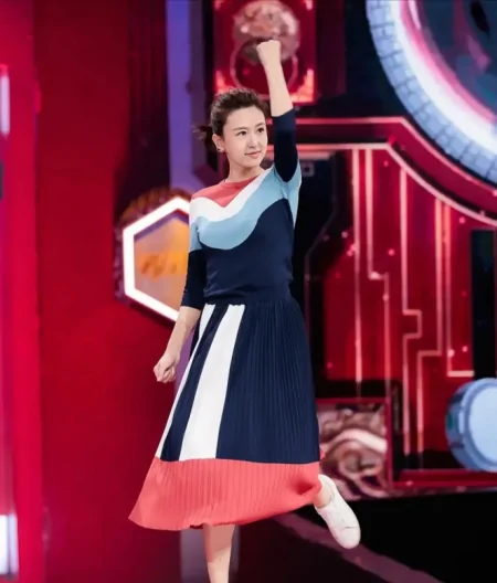 美女主持张蕾真是越活越年轻，彩虹百褶裙秀舞姿，扎马尾辫似少女-主持人张蕾的视频
