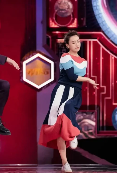 美女主持张蕾真是越活越年轻，彩虹百褶裙秀舞姿，扎马尾辫似少女-主持人张蕾的视频