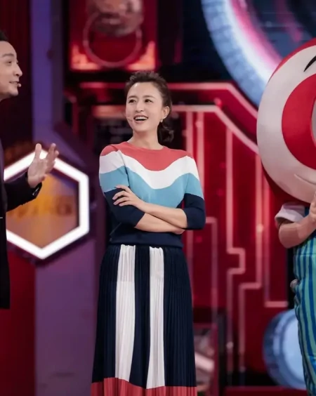 美女主持张蕾真是越活越年轻，彩虹百褶裙秀舞姿，扎马尾辫似少女-主持人张蕾的视频