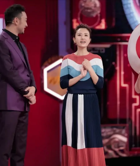 美女主持张蕾真是越活越年轻，彩虹百褶裙秀舞姿，扎马尾辫似少女-主持人张蕾的视频