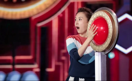 美女主持张蕾真是越活越年轻，彩虹百褶裙秀舞姿，扎马尾辫似少女-主持人张蕾的视频