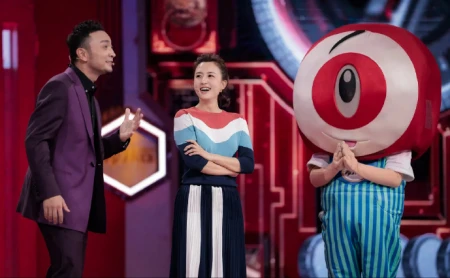 美女主持张蕾真是越活越年轻，彩虹百褶裙秀舞姿，扎马尾辫似少女-主持人张蕾的视频